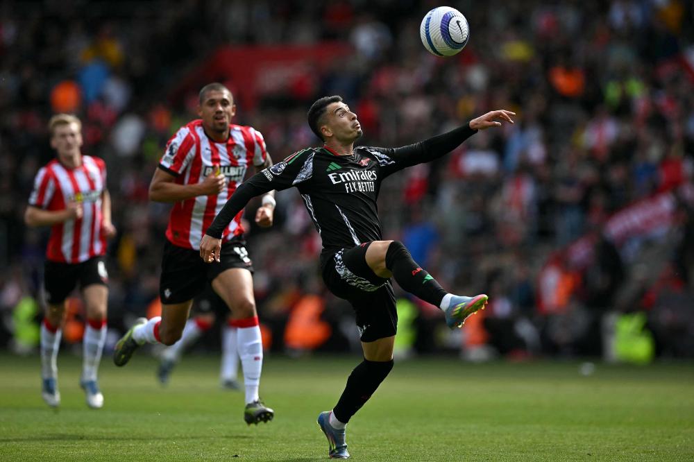 辽宁男篮连续两轮不敌广州龙狮，战绩止步杯赛，阵容调整和外援表现引发争议。