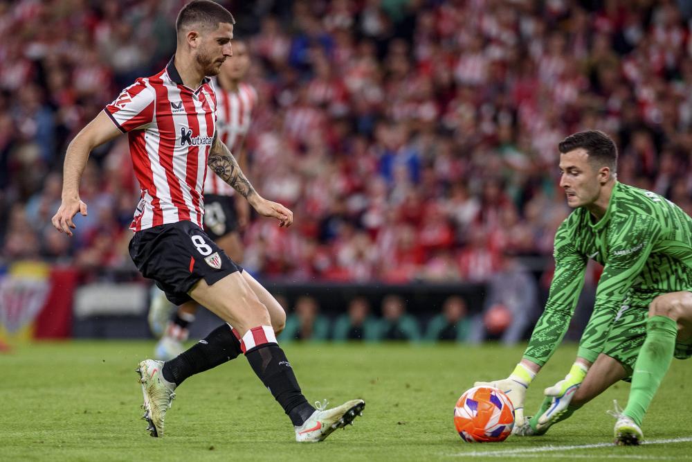 火箭与开拓者交易四名球员及选秀权，换得阿夫迪亚，以解决薪资压力和阵容调整。